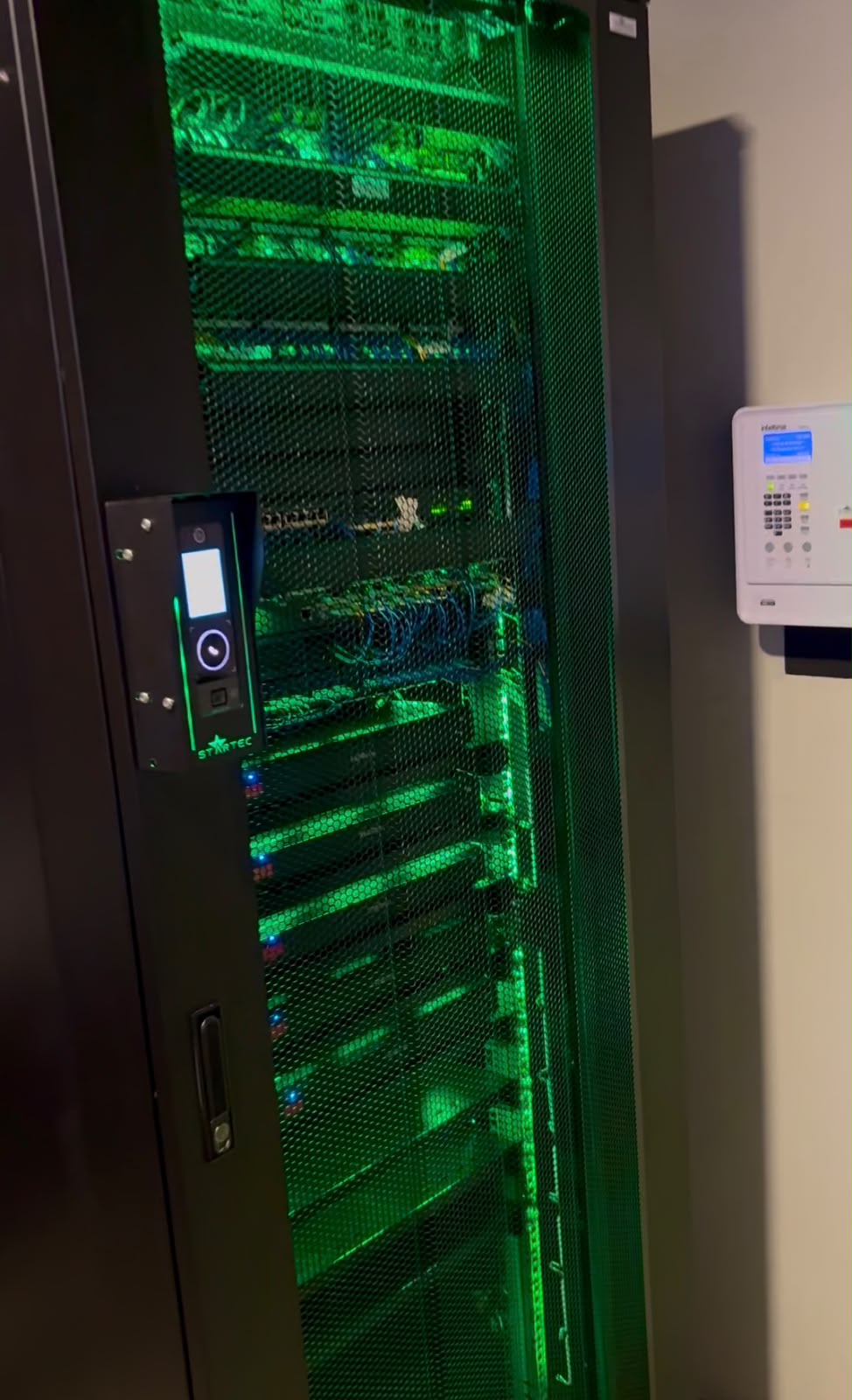 Rack fechado com iluminação e leitor na porta