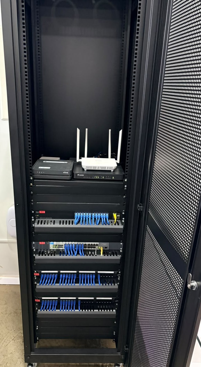 Vista frontal de rack com painéis de conexão
