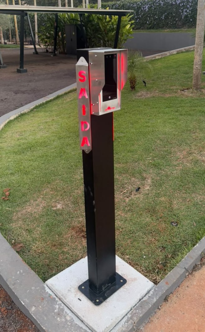 Pedestal de saída em área externa durante o dia