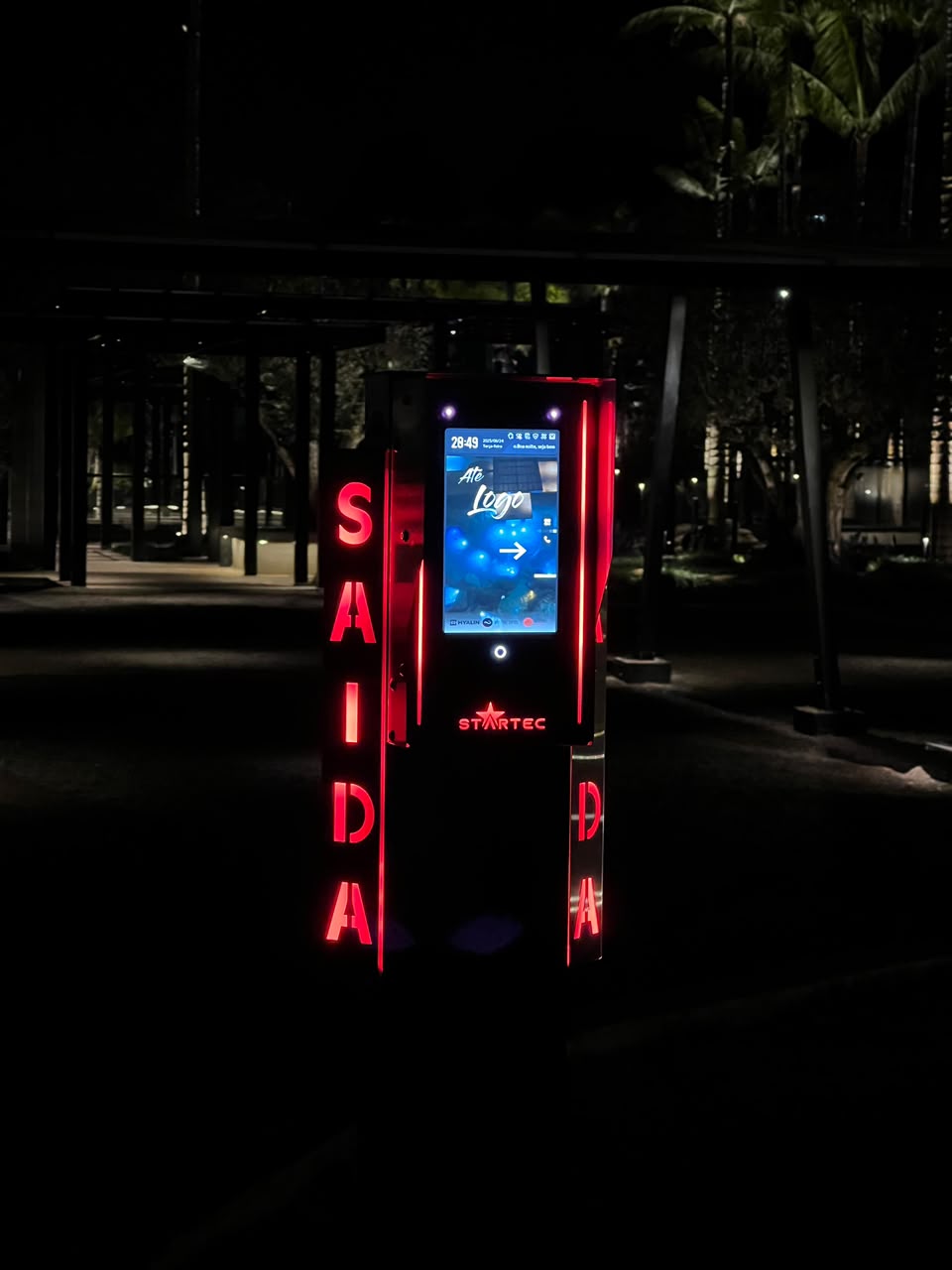Pedestal de saída iluminado durante a noite