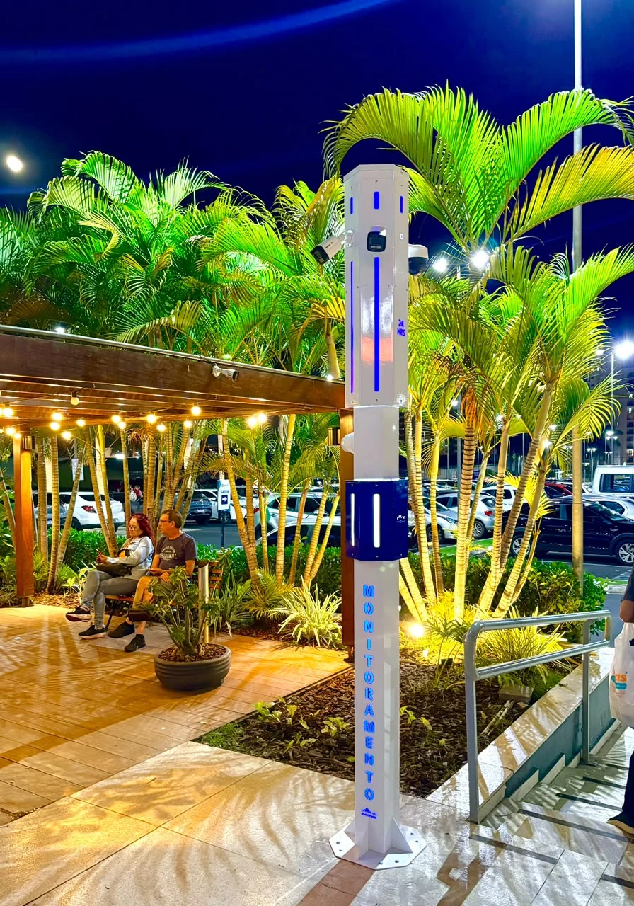 Totem de monitoramento da Startec no Shopping Jaraguá, em registro noturno